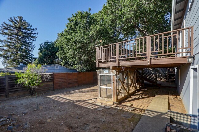 Building Photo - 320 La Casa Ave
