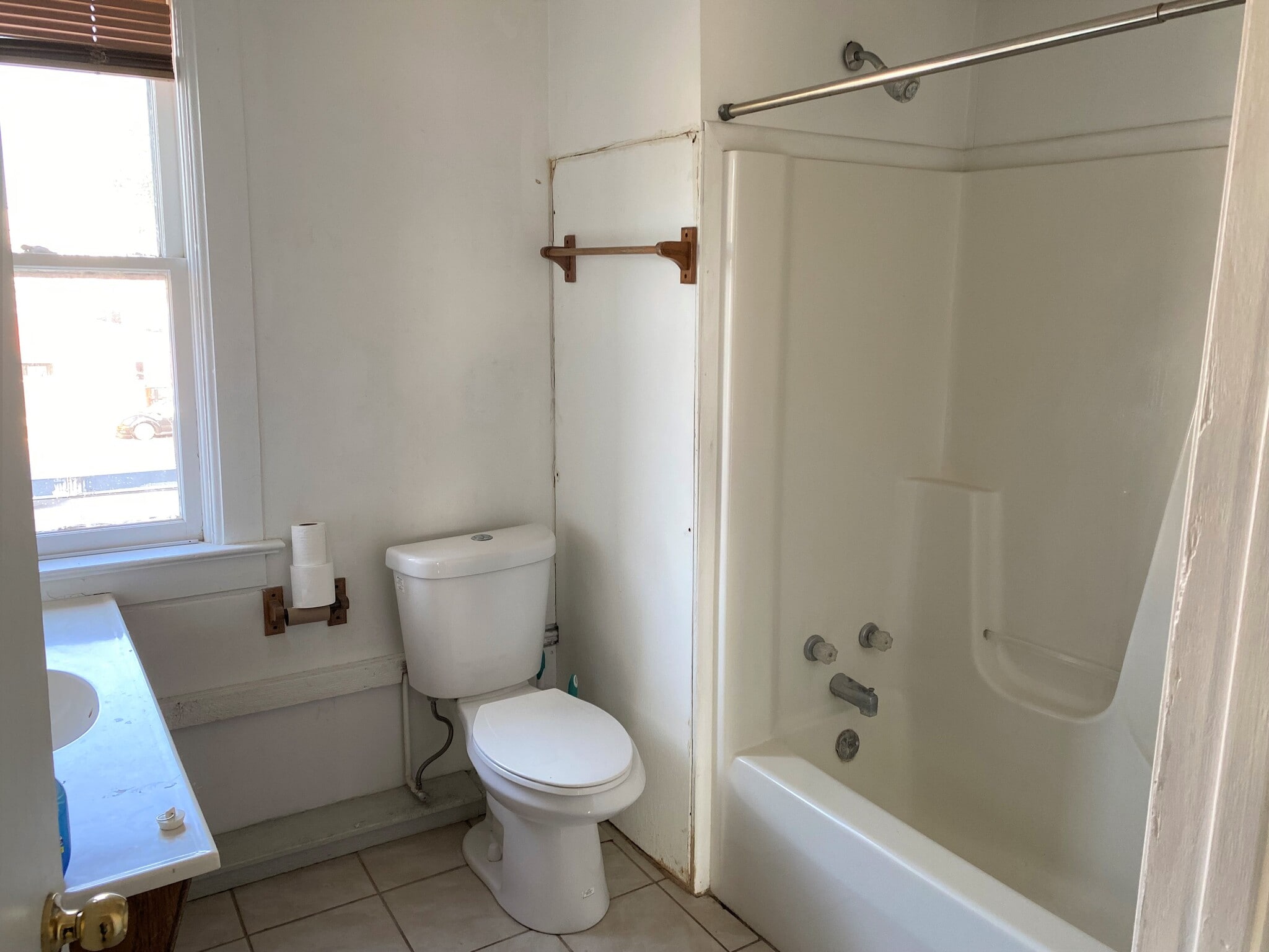 Building Photo - 920 W 5th St