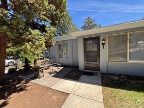 Building Photo - Garden-Style Condo in the Heart of Bend! $...