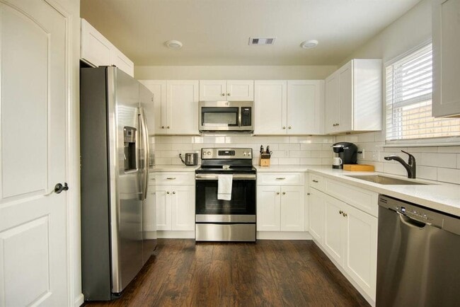Building Photo - 2212 Rosewood St