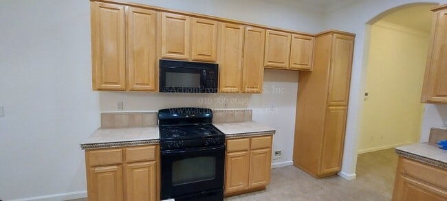 Building Photo - Rocklin  Highland Park  3 bedroom 2 bathroom, Great Room Floor Plan with Tile Flooring,  Fenced Yard