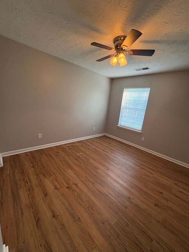 Building Photo - 120 River Run Ct