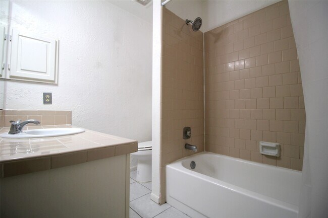 Building Photo - 15614 Barbarossa Dr