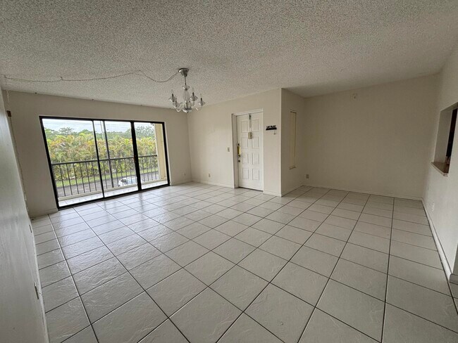 Building Photo - 724 Sunny Pine Way