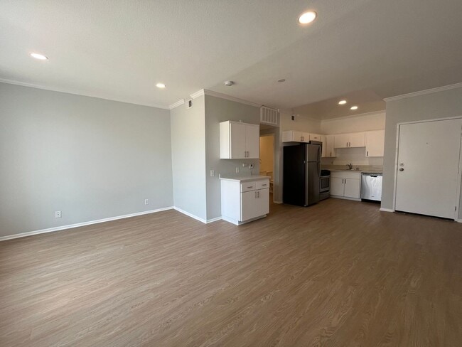 Interior Photo - 14900 Moorpark Street