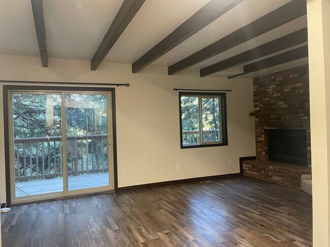 Building Photo - Fabulous mountain retreat freeway close!