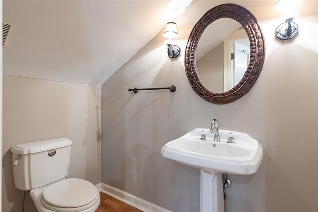 Building Photo - 1311 Roxboro Dr NE