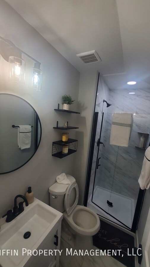 Building Photo - 821 20th St NE