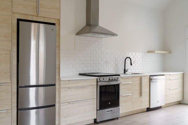 Building Photo - Knott House