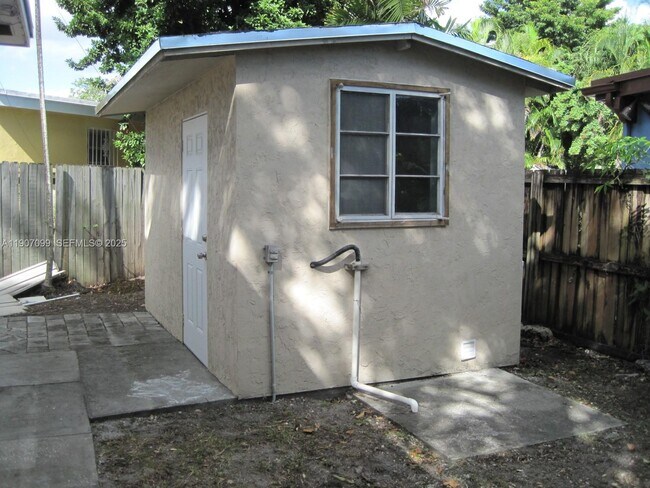 Building Photo - 5661 SW 4th St