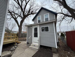 Building Photo - Updated 2BR Home with Reserved Parking – Moline