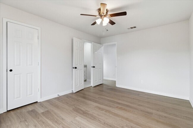 Building Photo - 404 S Murray St