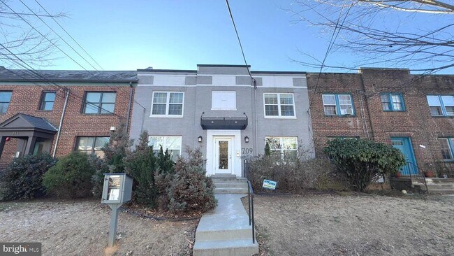 Building Photo - 709 Jackson St NE