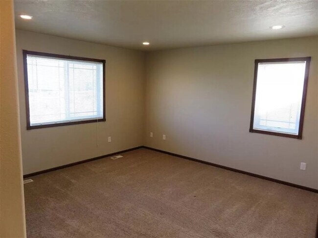 Building Photo - 3 Bedroom Townhome!