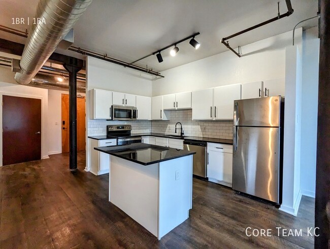 Building Photo - Large Loft in River Market!