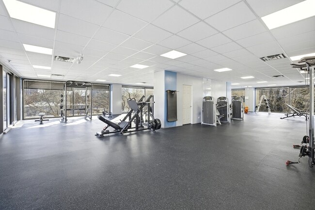 Building Photo - 4343 N Clarendon Ave