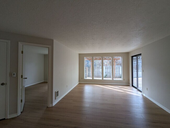 Building Photo - Charming 3x2 on Cul-de-sac with a double-car garage and fenced backyard near Hollinshead Park in ...