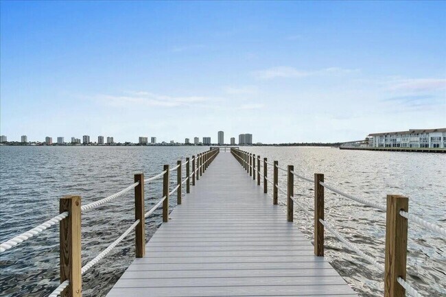 Building Photo - 3040 Lake Shore Dr