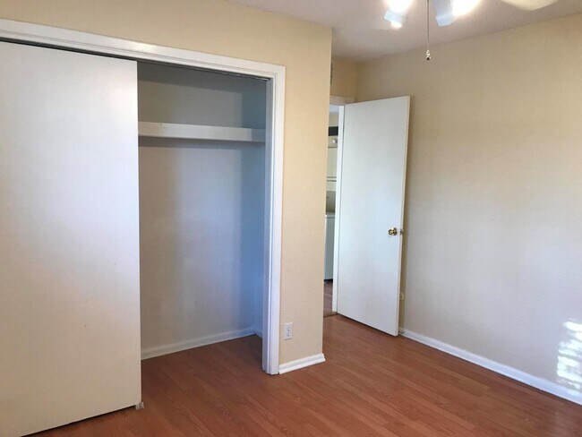 Building Photo - NE Condo 2BR 2nd Floor 750SF