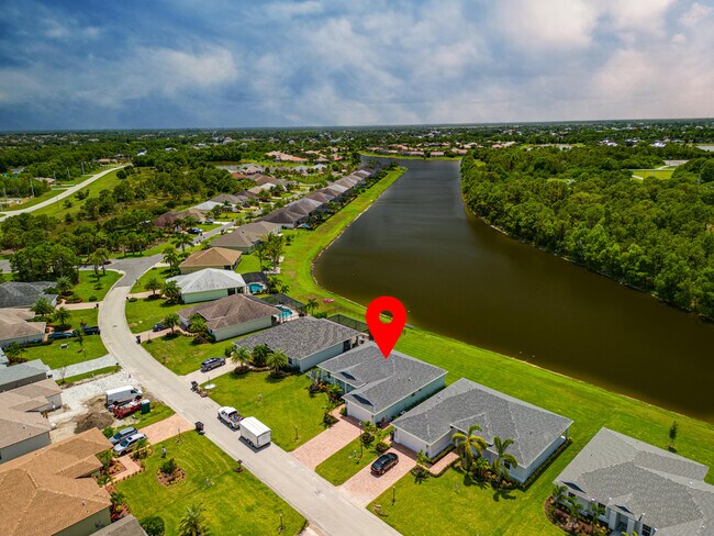 Building Photo - 388 SW Vista Lake Dr
