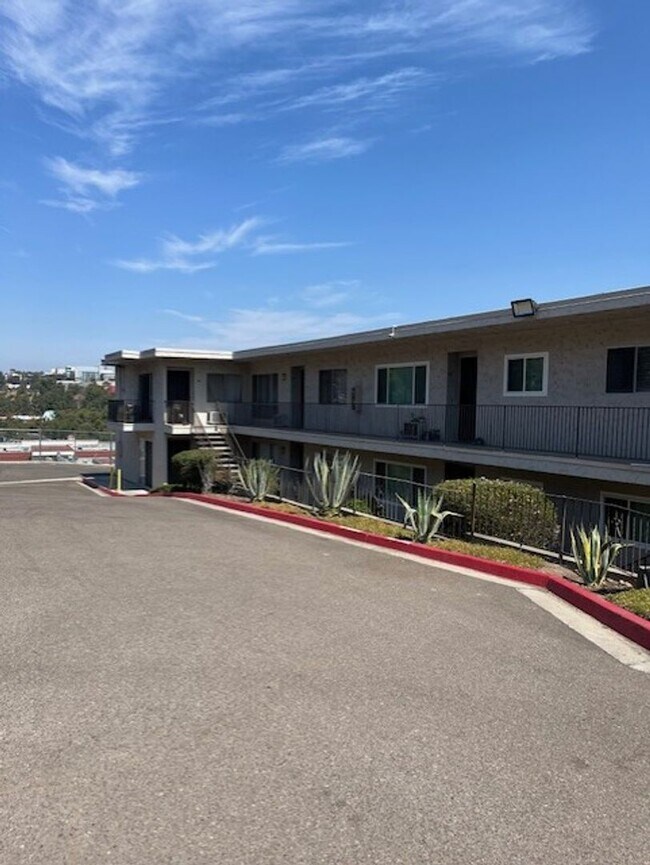Building Photo - Move in Ready! Available for immediate mo...