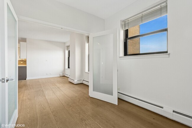 Building Photo - 2100 N Lincoln Park W