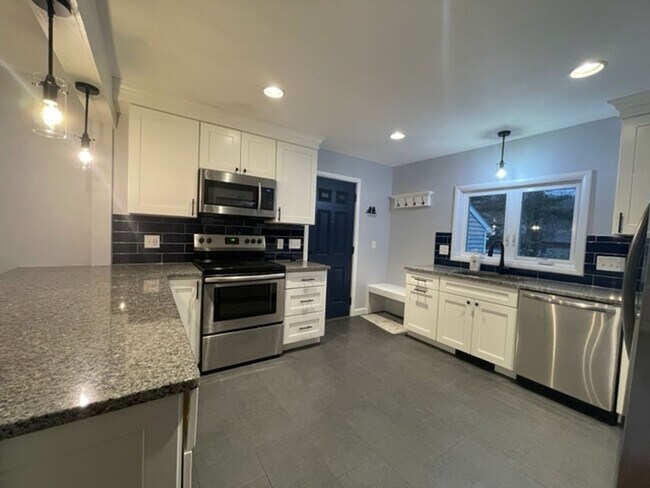 Building Photo - 138 Pine Grove Dr