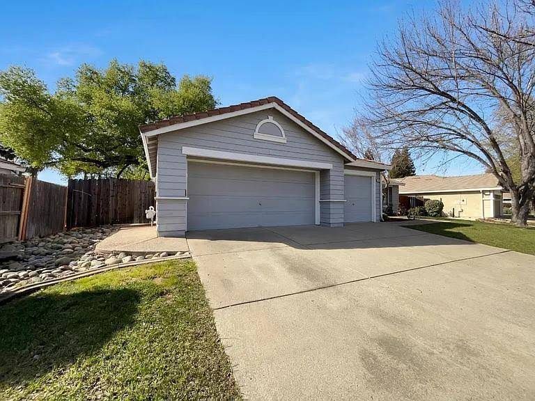 Building Photo - 1041 Shenencock Way