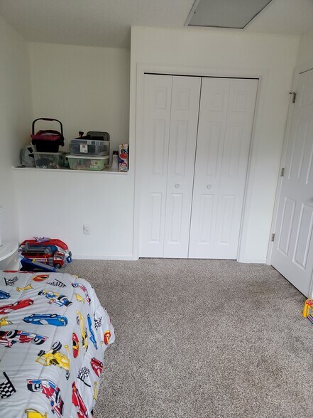 Upper Level BR 2 - 4557 Scott Trl