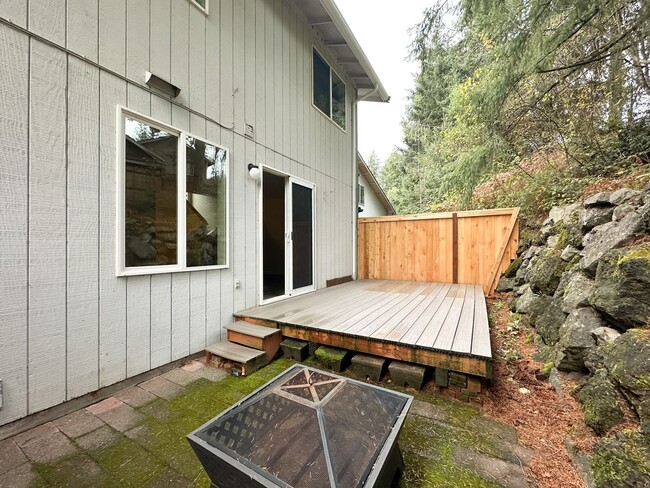 Building Photo - Charming 3-Bed Townhouse in Quiet Neighborhood Across from Park!