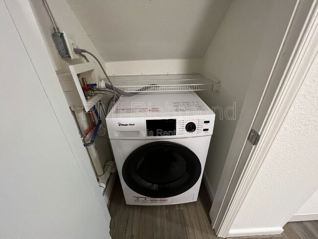 Building Photo - 3530 E Richmond Rd