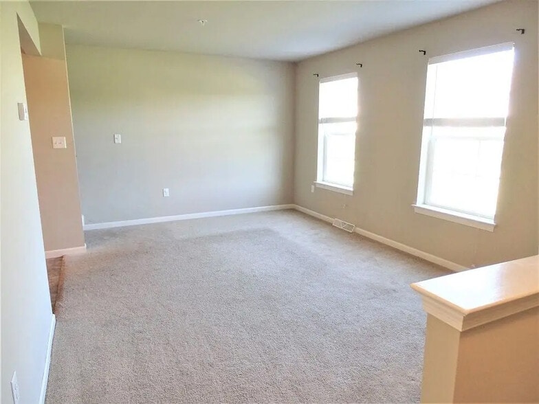 Building Photo - 945 Woodridge Dr