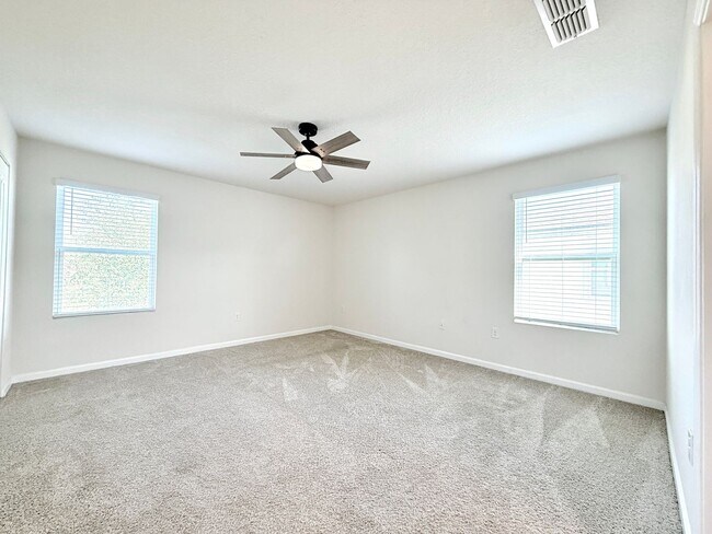 Building Photo - Newer Townhome in Ideal Location