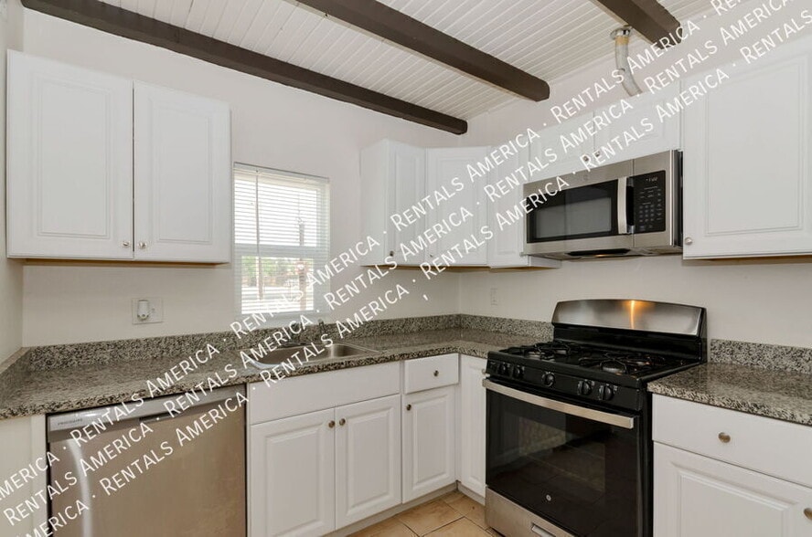 Building Photo - 3048 N Sparkman Blvd