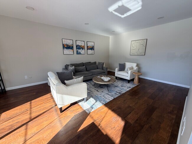 Building Photo - 670 E Fox Hills Dr