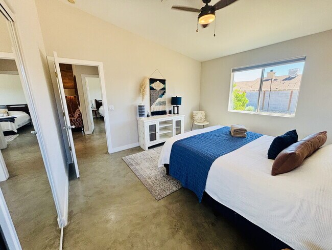Building Photo - Rare Opportunity for Spacious, Modern Sout...