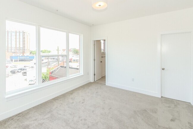 Building Photo - Townhome in Downtown Indianapolis