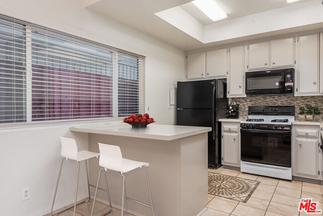 Building Photo - 5139 Balboa Blvd