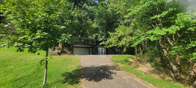 Building Photo - 4 bedrooms 3 baths beautiful house