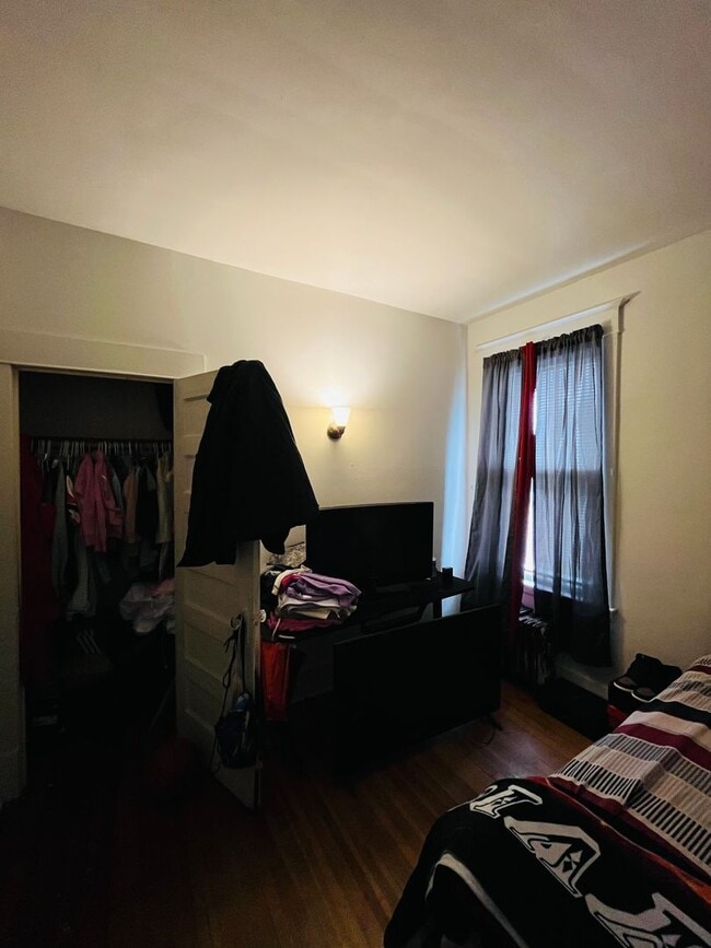 Building Photo - Large 3 bedroom on a great quiet street.