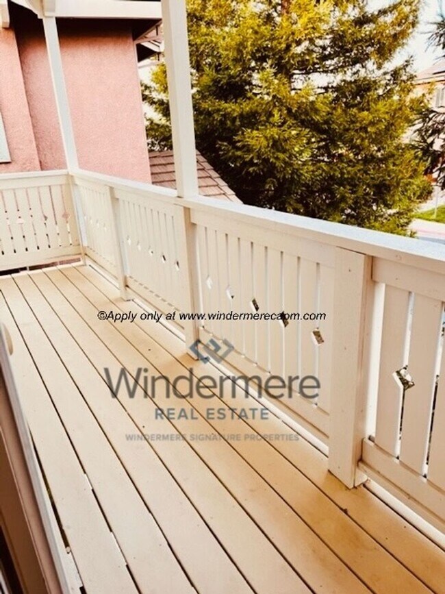 Building Photo - Spacious 3-bedroom with Updated Finishes and Prime Location!