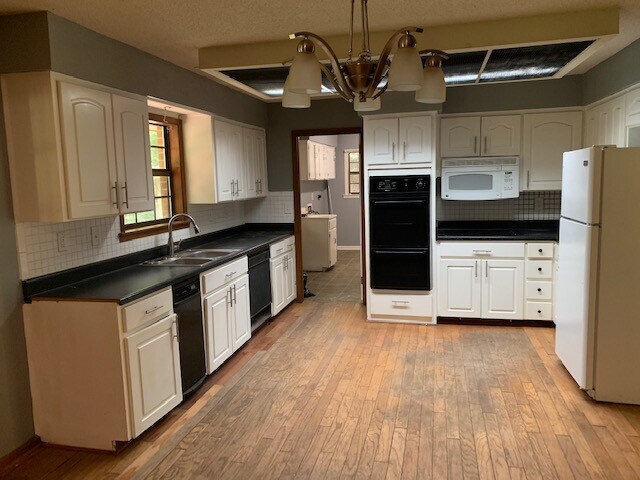 Building Photo - Large secluded 4 bedroom/2 bath in Blude R...