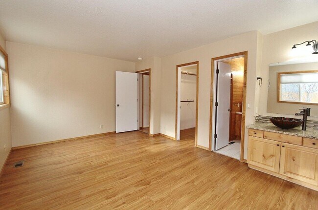 Building Photo - Fantastic Private Oasis in South East Bois...