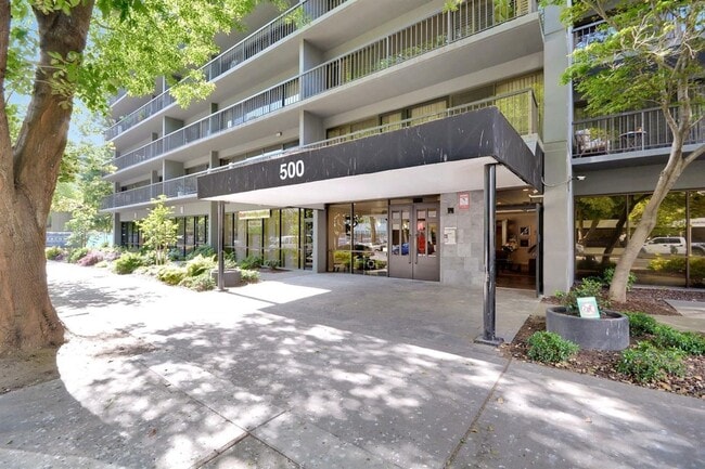 Building Photo - Gorgeous 14th Floor 2 Bd, 2 Bath Condo Available Now!