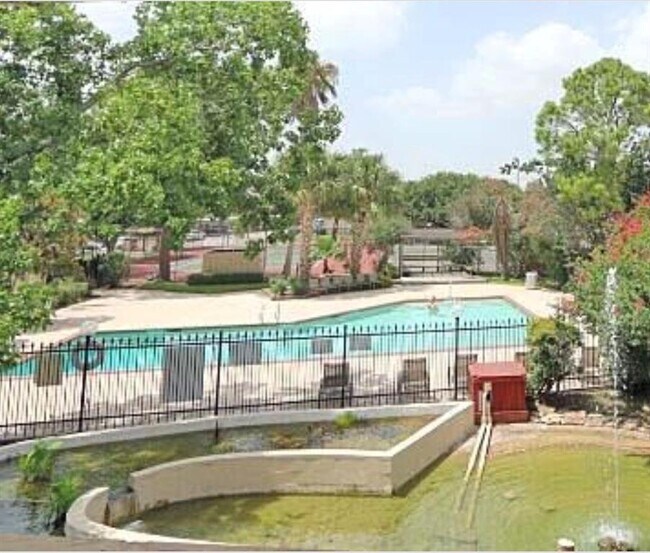 Building Photo - 9365 Pagewood Ln
