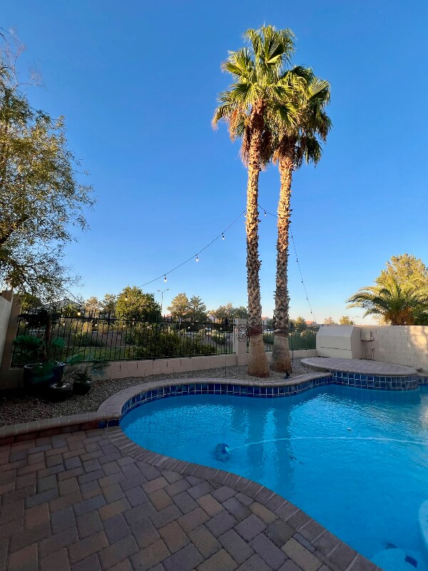 Building Photo - 3942 Villeroy Ave