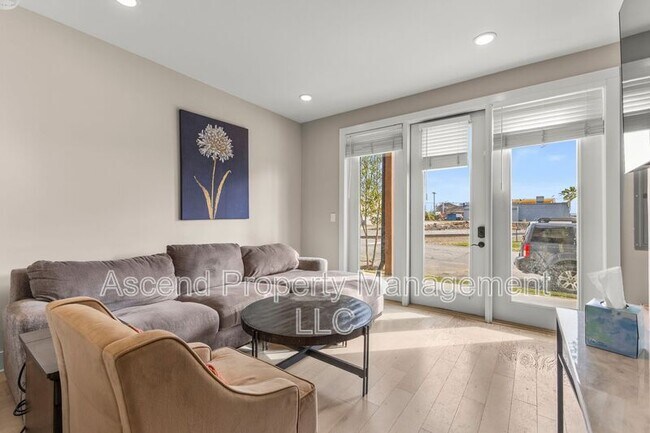 Building Photo - 3155 St Elmo Ave