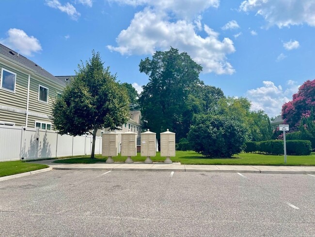 Building Photo - Stunning VB Townhome Style Condo