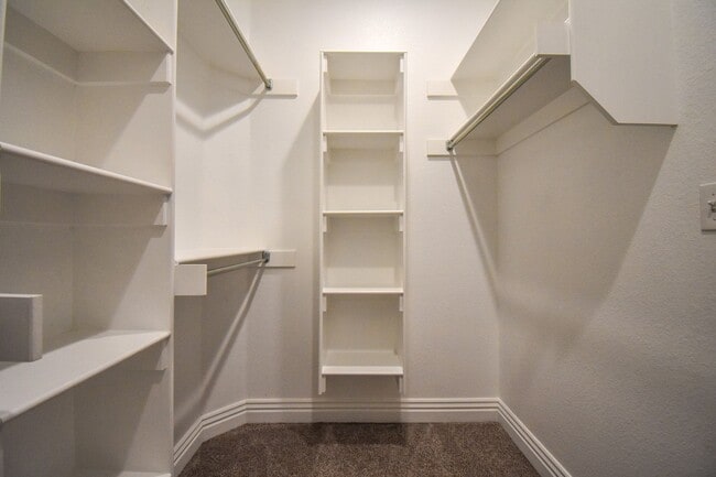 Building Photo - Stunning 4 bedroom, 2.5 bathroom home in Fayetteville!