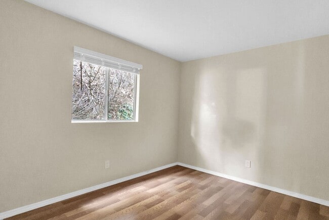 Building Photo - Great three bedroom/two bath single level corner townhome in UTC!